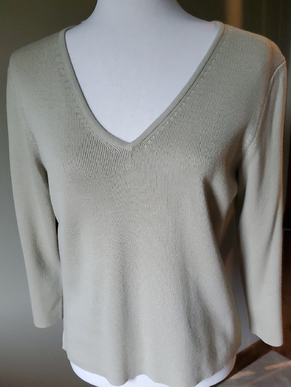 Women's V-Neck Lightweight Sweater in Soft Beige